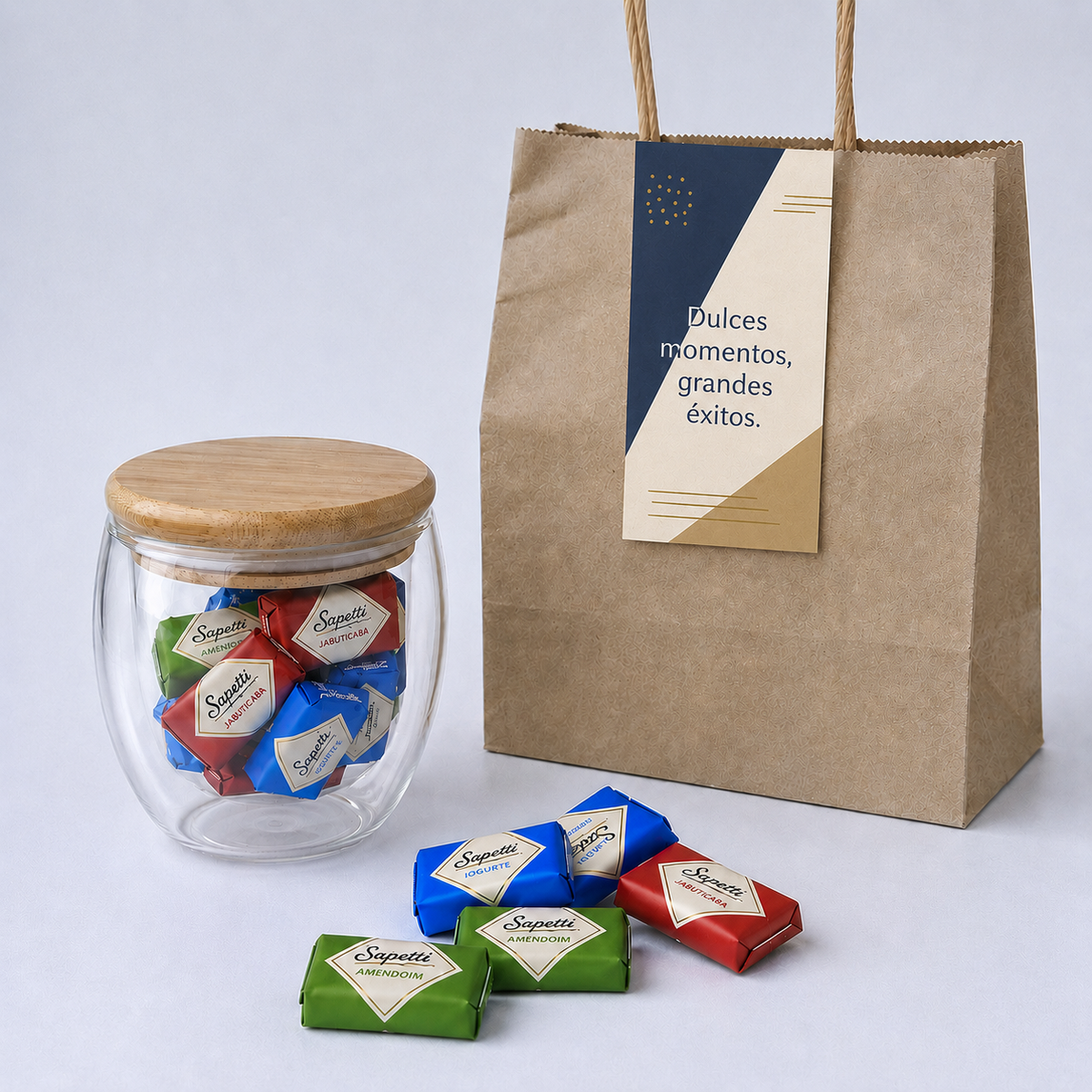 Taza de doble vidrio (250ml) con tapa de bambú y 15 mini chocolates alemanes Sarotti. El regalo corporativo ideal para el Día del Padre. ¡Personaliza con tu logo!
