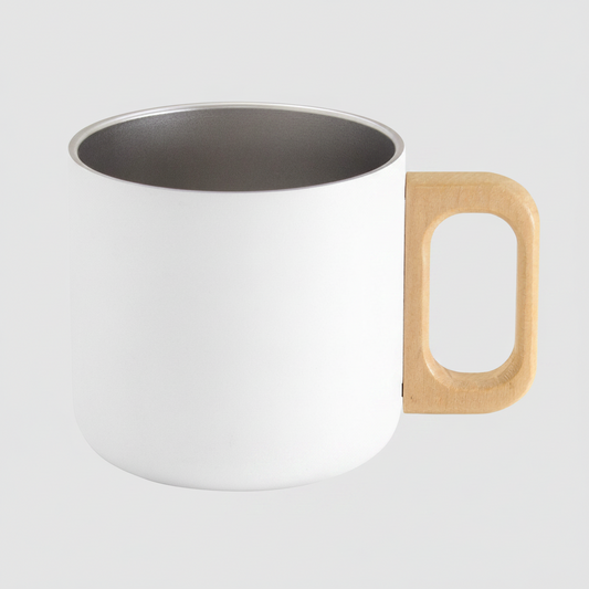 Taza de acero de doble pared con asa de madera natural. Pintura de alta resistencia y durabilidad. Disponible en 3 colores. No es solo una taza, es una pieza de diseño que mantiene la temperatura de tus bebidas por más tiempo gracias a su estructura de doble pared. Personalizable
