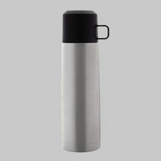 Mantén tus bebidas calientes por 6h y frías por 10 hrs. con nuestro termo de acero inoxidable. Diseño elegante en acabado mate con tecnología vacuum. ¡Compra el tuyo aquí y personalízalo!