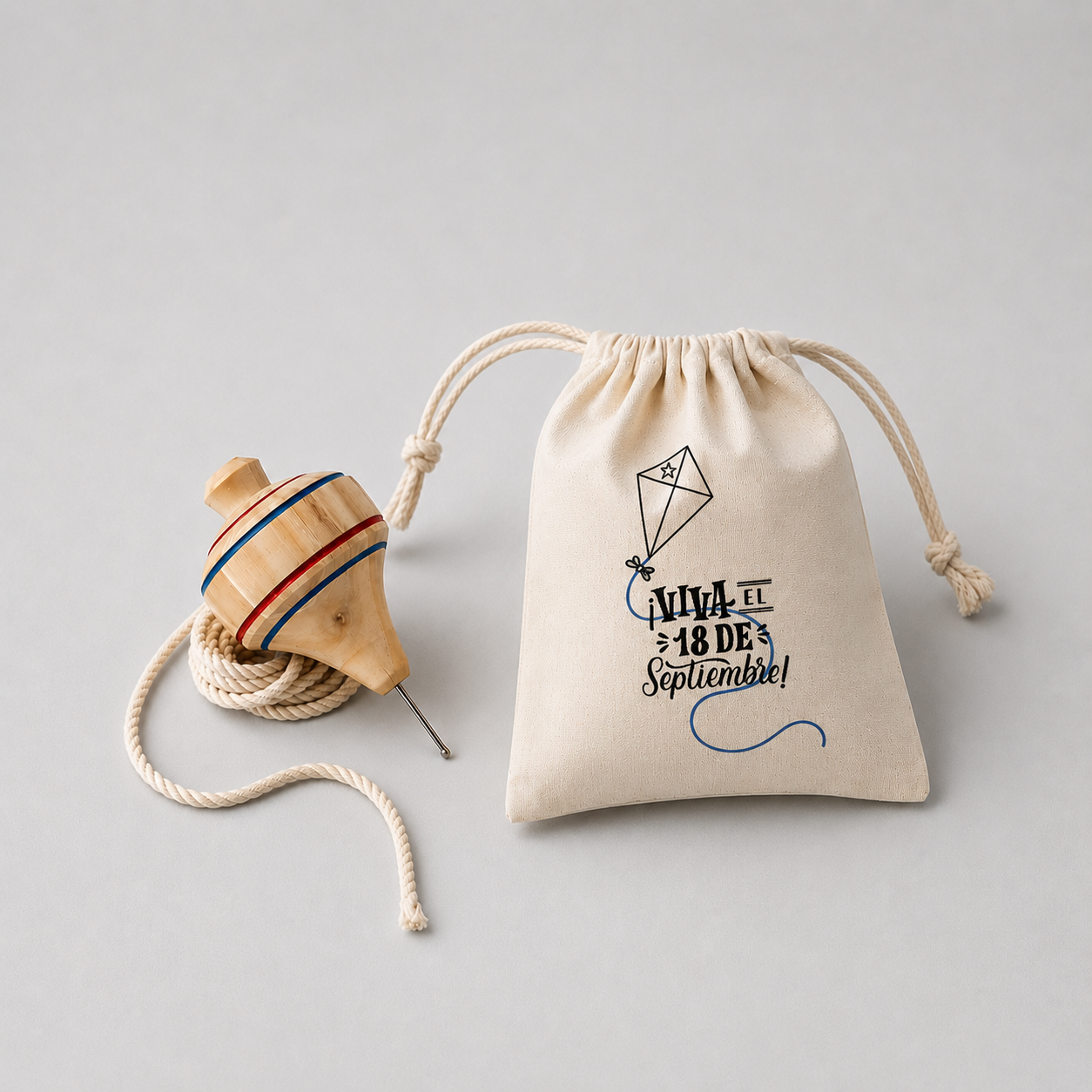 Trompo de madera, juego tradicional chileno, presentado en bolsa de algodón personalizada con impresión a un color. Pedido mínimo de 50 unidades.