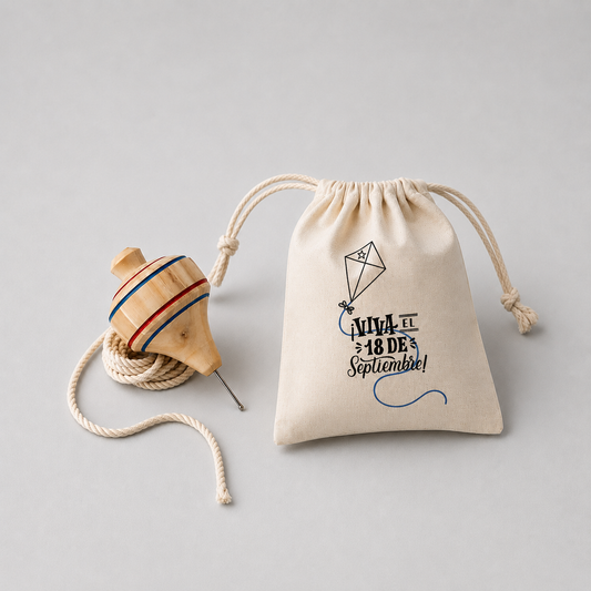Trompo de madera, juego tradicional chileno, presentado en bolsa de algodón personalizada con impresión a un color. Pedido mínimo de 50 unidades.