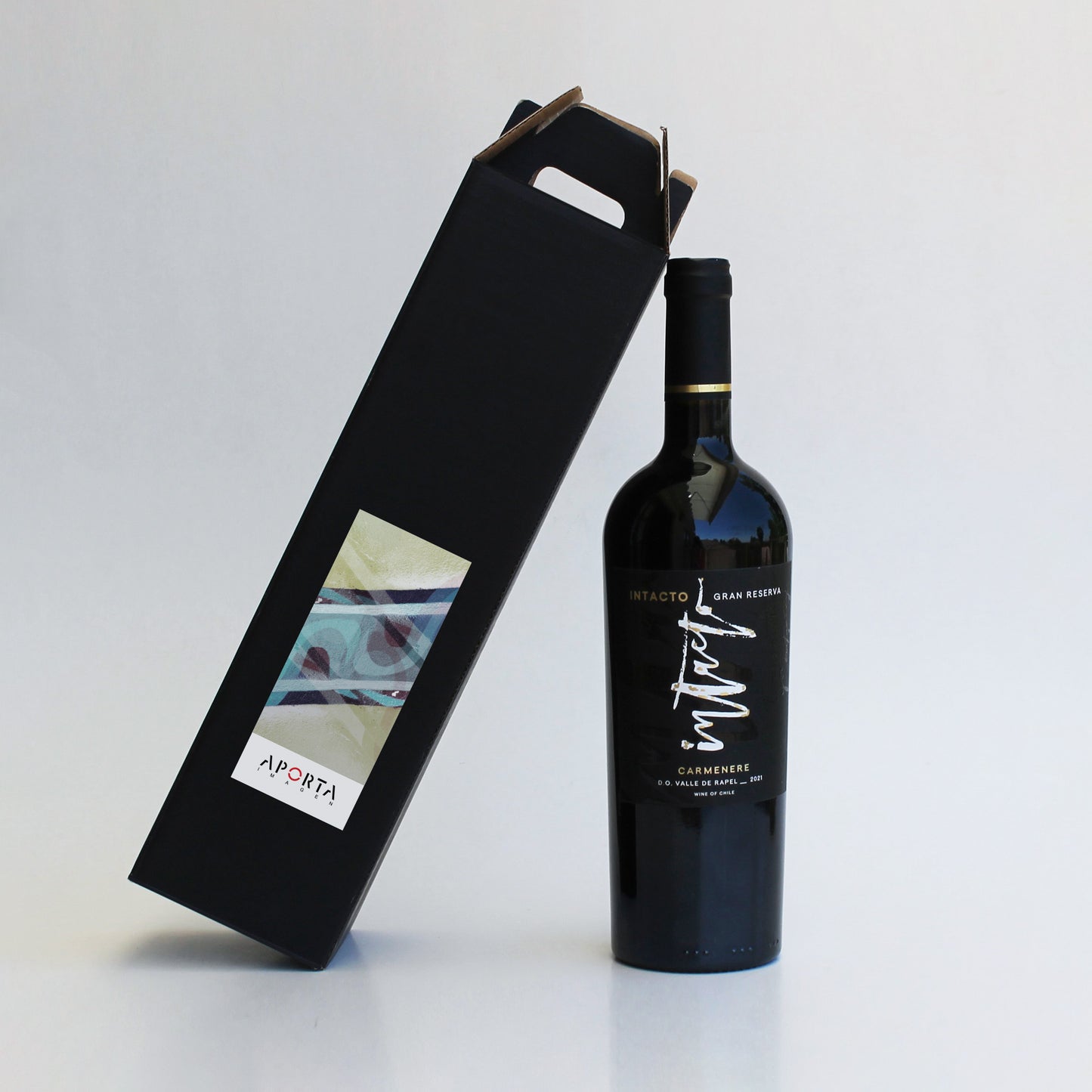 El regalo ideal para unir al equipo. Vino Intacto Gran Reserva 700ml presentado en elegante caja de cartón microcorrugado con asas. Disponible en negro o kraft con sticker personalizado. ¡Calidad y distinción para celebrar el Día del Trabajador!