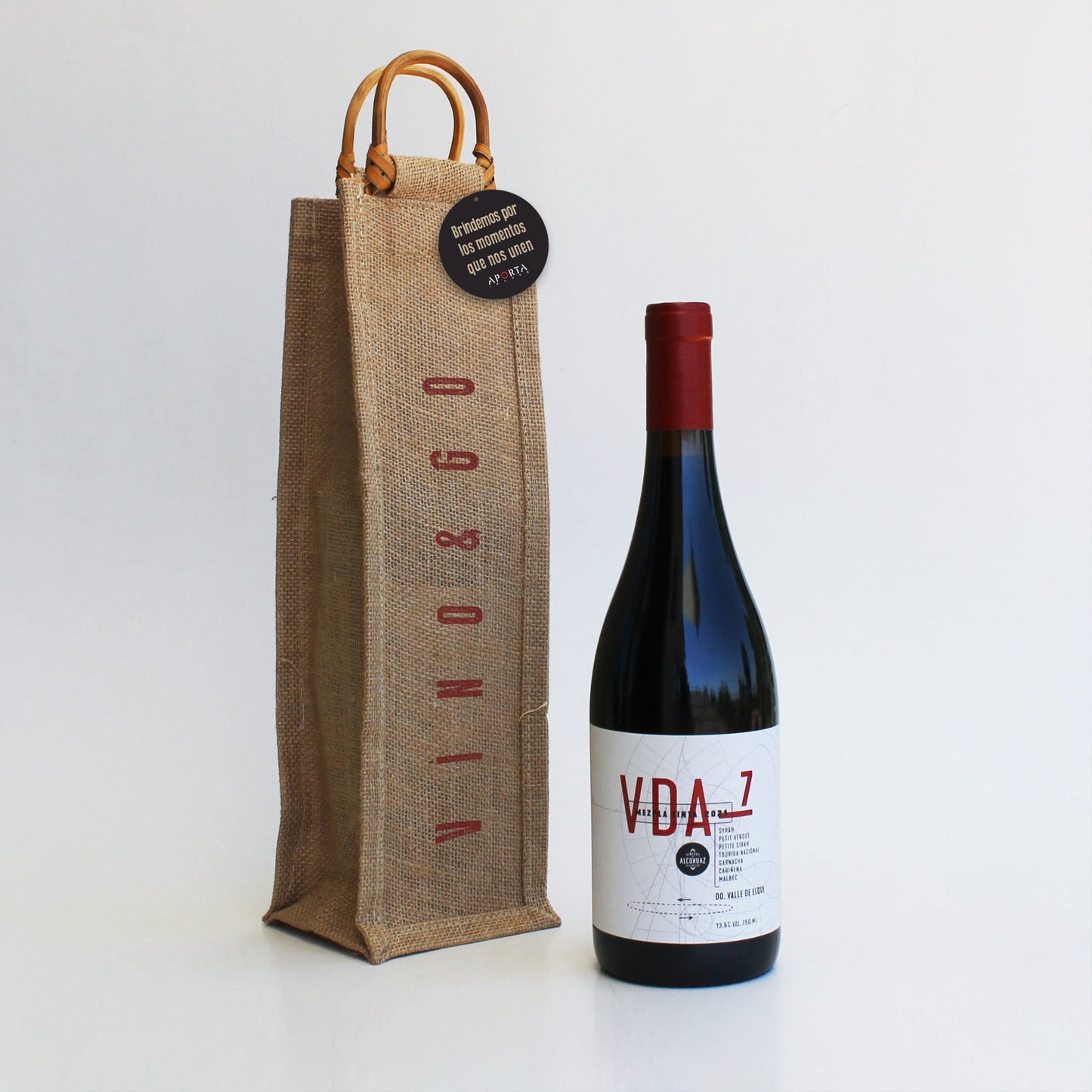 Vino VDA7 (ensamblaje de 7 variedades) en elegante bolsa de yute con asa de caña. El regalo corporativo de alta gama ideal para el Día del Trabajador. ¡Personaliza con tu logo!